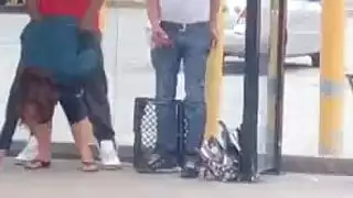 جنس في الخارج: قضيب أسمر كبير يأخذ عاهرة بيضاء