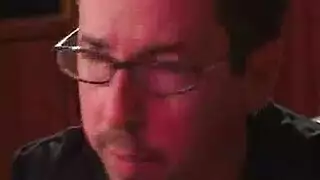 ممرضة عاهرة تستفز بصدرها ثم تسمح له بمص حلماتها حتى النهاية