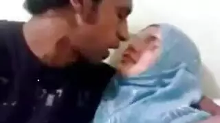 خيانة محجبة: تريد رجلاً، وليس صبياً