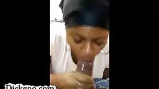 مكشوفة في العمل: مراهقة محجبة من مالي تمص بلعاب وتنال قذفًا داخليًا