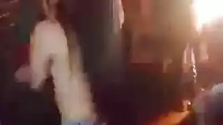 إباحية مصرية قاسية: راقصة كباريه ذات أثداء مثالية تتعرى