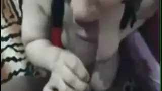 جنس مصري صريح: فتاة ممتلئة تمص بلعاب