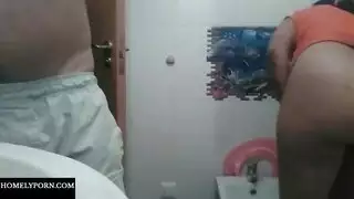 زوجة مشتركة: الزوج يصورها تأخذ القضيب في الدش