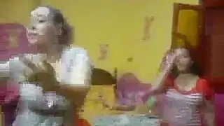 بنات شراميط تنتاك على سرير واحد