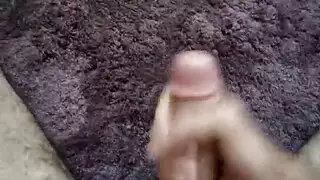 فيديو استمناء مشعر غير مختون مع نهاية متفجرة تُبلل السجادة