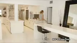 محظوظ زبه ضخم ينك ثلاث شقراوات ساخنات على التوالي