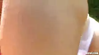 فارس تركي يضرب فرج عاهرة شقراء في الحديقة
