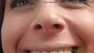 أمّ إبنية شهوانية في مشدّ ضيّق تُفضّل وضعية الكلب العنيفة