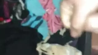 سراويل أمي منقوعة بالمني