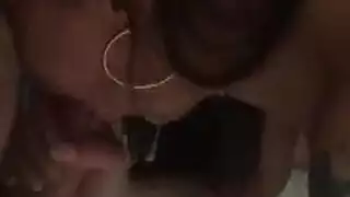 هوس إيفا بالفم: تمص قضيب المالك قبل ضاجعة شديدة في المكتب