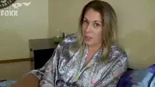 سكس عائلي و أم رائعة جميلة تعلم ابنها كيف يلذ النساء و يبلغ بهن قمة الإثارة و الشهوة فيديو إباحي مجاني