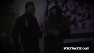 خلعت كاثي هيفين سراويلها الداخلية من البيكيني وبدأت بالإصبع بالإصبع بوسها المحلوق تمامًا