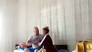 يمارس الجنس بالقوة مع امه