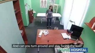 مراهقة مثارة تحصل على العلاج النهائي: قضيب الطبيب الصلب