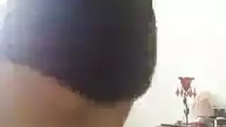 فتاة سعودية ساخنة تظهر فرجها من خلال قميص النوم الشفاف