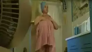 الابن يصور أمه وهي نايمه وينكها حقيقي