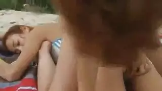 عامل عضلي يأخذ عذرية في مشهد إباحي عنيف