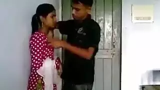 هندي خلف الباب