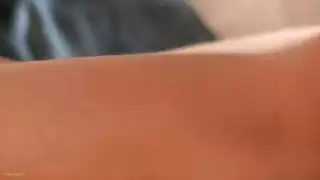 تقبيل شفاه حسي ومقدمات لعبة مثيرة تؤدي إلى جماع عنيف