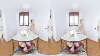 لعبة للكبار غامرة: فتاة مثيرة تستمع بمص قضيب افتراضي