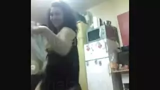 رقصة جنس مصرية إباحية: تطحن وتتعرى وتبتلع