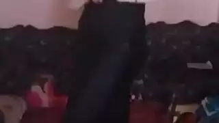 رقصة إباحية: فتاة مصرية مثارة تتباهى بثدييها الطبيعيين الضخمين