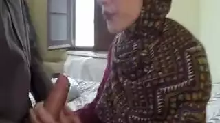 نجم رجل عربي ممتلئ في فيلم مص قاسي