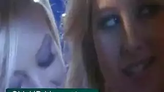 قنبلة شقراء تأخذ قضيبًا كبيرًا على كاميرا الويب