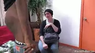 فتاة ممتلئة الصدر تمارس الجنس واللعب بثديها