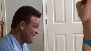 أئن لأحصل على قضيب أبي بالكامل في فرجي المحتاج