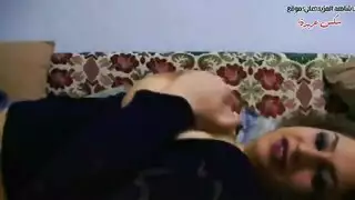 إباحية: جميلة مصرية تفتح ساقيها وتدخل أصابعها في فرجها الرطب