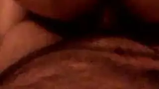 فتاة خجولة تطلب من صديقتها إدخال أصابعها في فتحة شرجها الضيقة