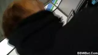 سكس نساء ممتلئات في الحمام: زب كبير يضرب جسدها المنحني