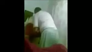 جنس حمام سري: رجل جزائري يسيطر على خادمة منزل شابة