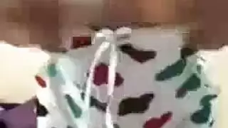 عاهرة كاميرا من الخليج تظهر ثدييها الضخمين في بث صريح