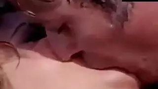 إغراء مص الشفاه لسهير رمزي مع محمود عبد العزيز