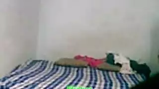 جنس جماعي بكل الفتحات: فتاة واحدة، هزات متعددة في شقته