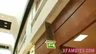 نيك علني في المول: مراهقة نحيفة تأخذ زب طويل في كسها المبلول