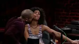 معجب يضرب طيز ممتلئة لمقدمة راديو ساخنة