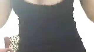 فتاة ويب كام جزائرية ساخنة تقدم تعريضًا مثيرًا بقميص أسود