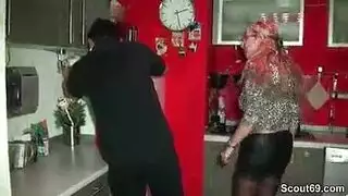 ربة منزل ألمانية تتوسل لقضيب عامل الصيانة في جماع سريع بالمطبخ