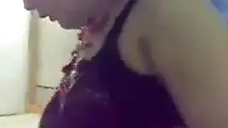 فانتازيا دياثة عربية: مشاهدتها وهي تبلع المني