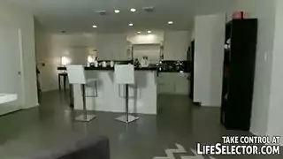 الكاميرا تلتقط كل أنين بينما تبلغ إلسا ذروتها من اللعب الشرجي