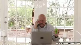 الشرموطه والخادمه الفديوه الاباحية عاليه ادقه