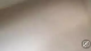 فتاة ممتلئة شابة تأخذ قضيبًا ضخمًا بعمق