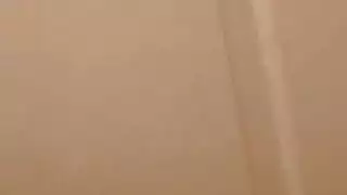 جلسة إصبع xxx مع مراهقة سمراء مثيرة