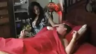 زوجة الأب تجد قضيباً قاسياً حيث يجب أن يكون مكتبها