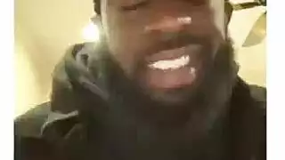 قضيبان صلبان يضربان سيلينا في مرحاض عام قذر