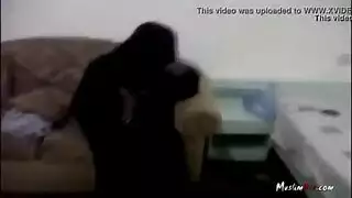 منقبة مصرية تعري صدرها