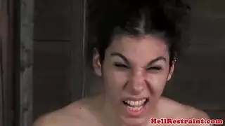 وجهها يُستخدم وفرجها يُلحس بلا توقف